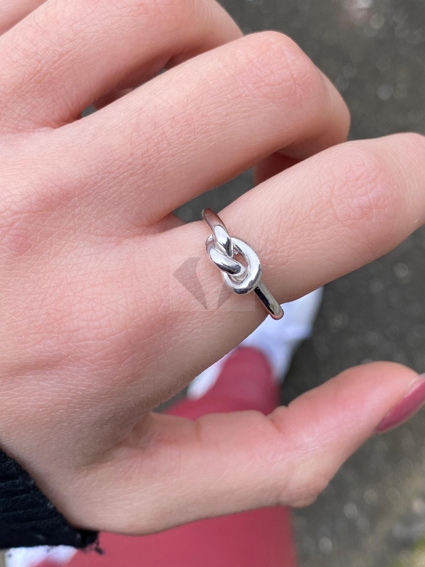 Acquista ora Anello nodo con incisione personalizzabile su elefantebianco.jewelry