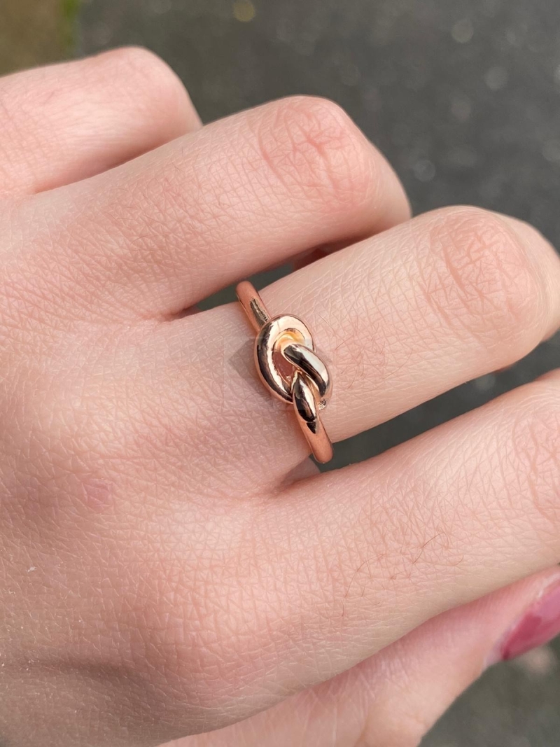 Acquista ora Anello nodo con incisione personalizzabile (gold rose) su elefantebianco.jewelry