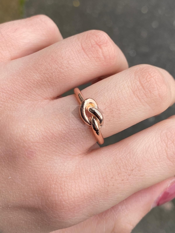 Acquista ora Anello nodo con incisione personalizzabile (gold rose) su elefantebianco.jewelry