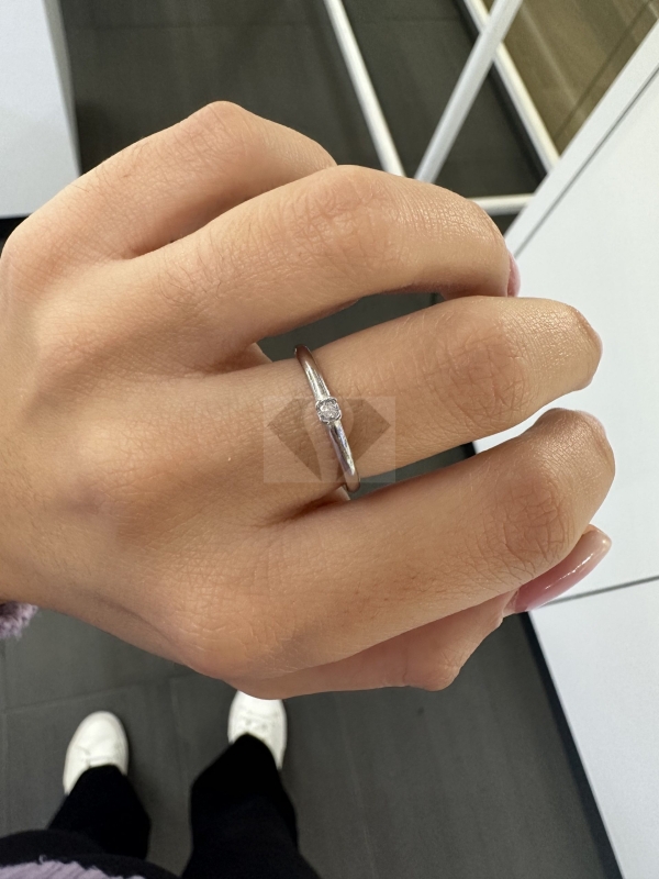 Acquista ora anello punto luce mini solitario su elefantebianco.jewelry