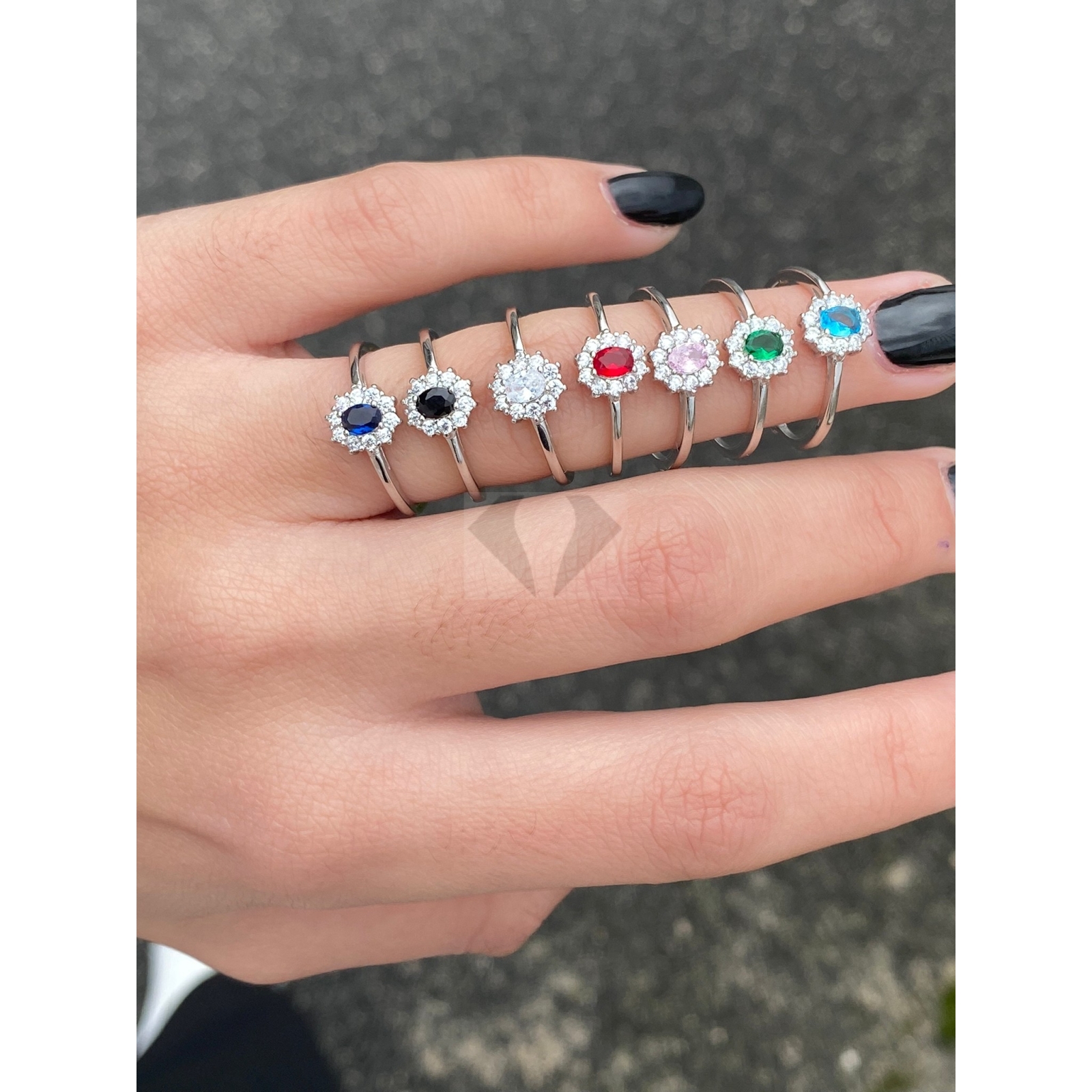 Acquista ora anello mini kate rodiato pietra nera su elefantebianco.jewelry
