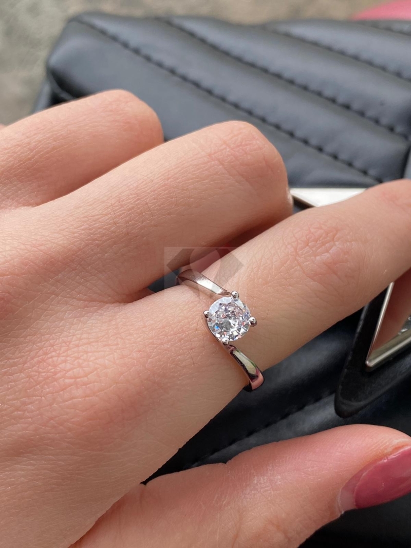 Acquista ora Anello punto luce su elefantebianco.jewelry