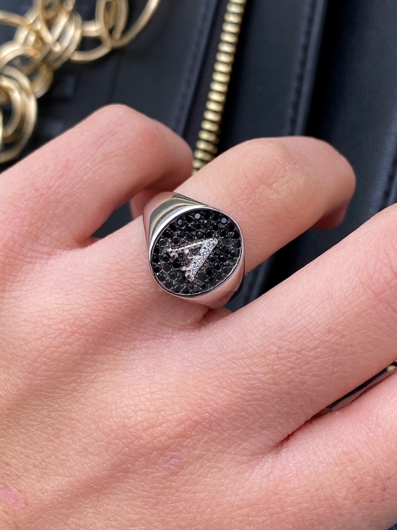Acquista ora anello lettera con zirconi fondo nero su elefantebianco.jewelry