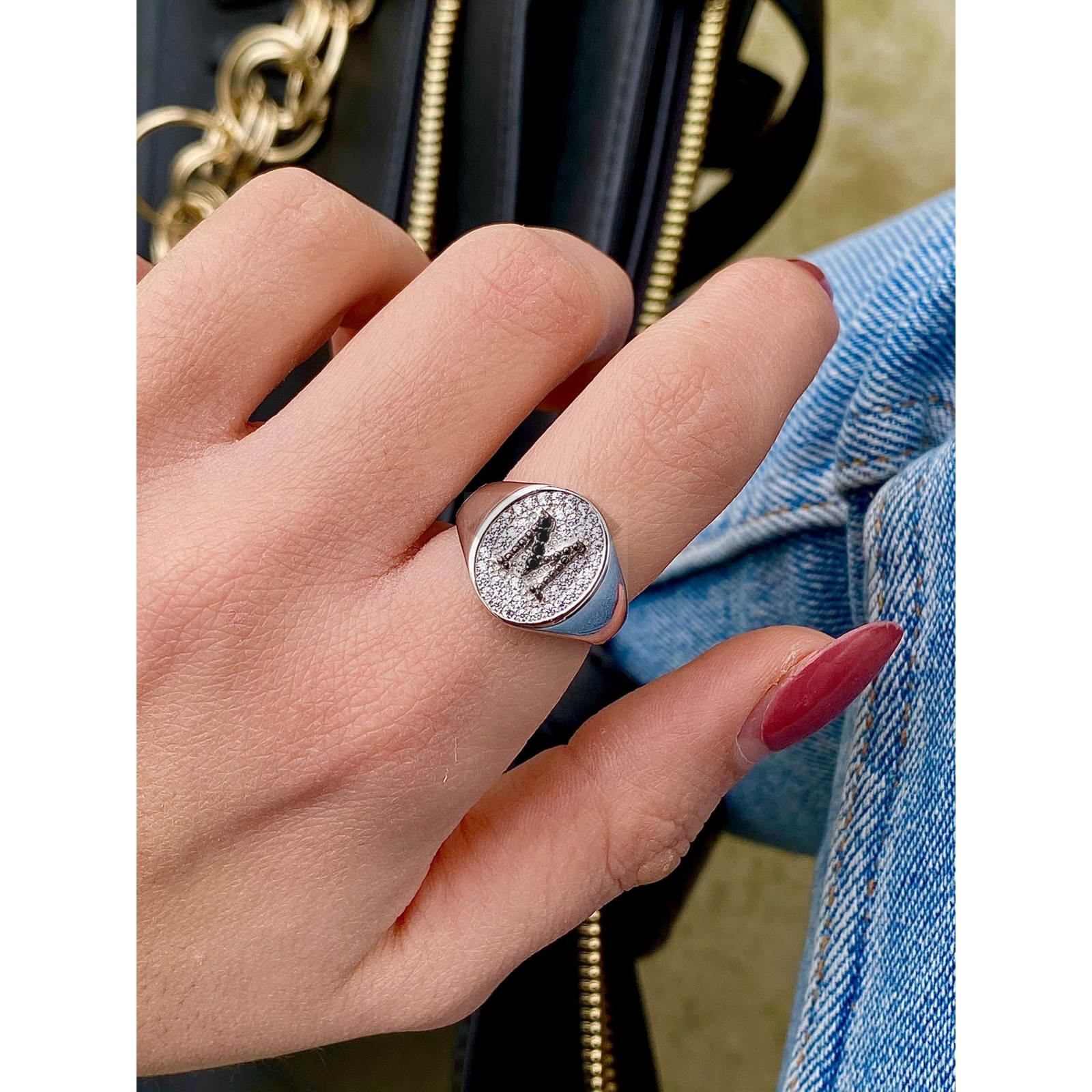 Acquista ora anello lettera con zirconi fondo bianco su elefantebianco.jewelry