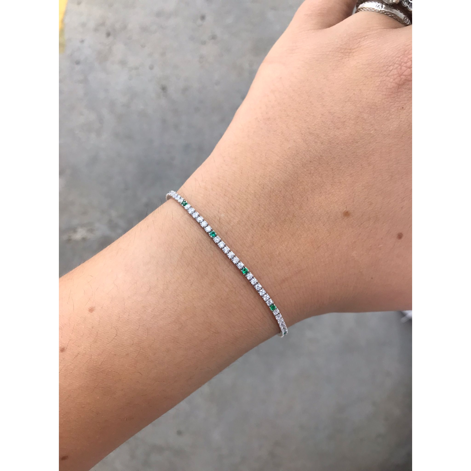 Acquista ora bracciale modello tennis pietre bianche alternato verde su elefantebianco.jewelry
