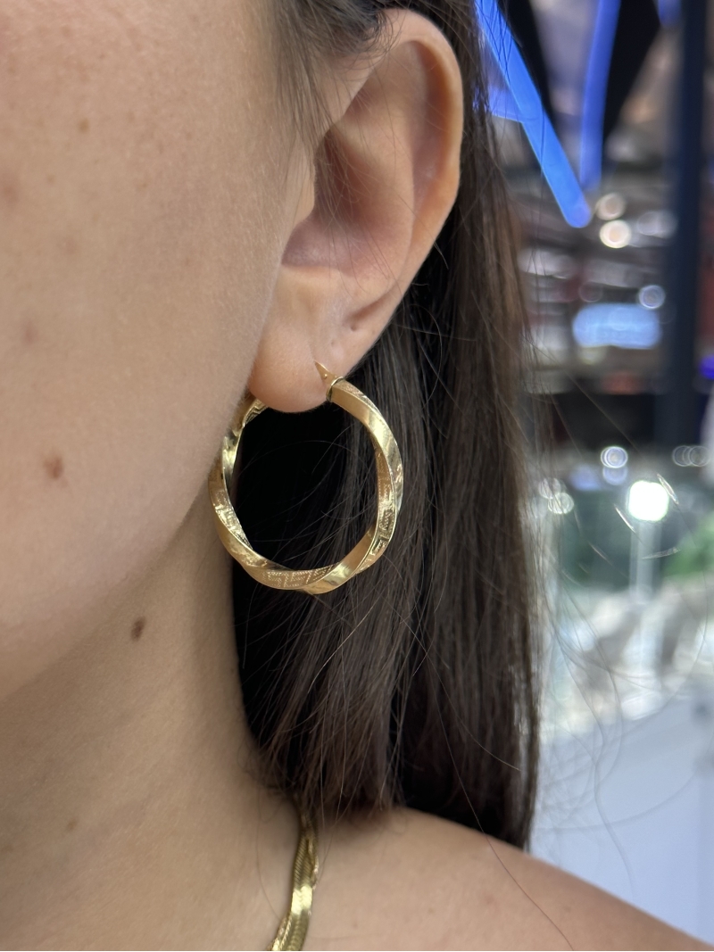 Acquista ora Orecchini cerchio treccia con greca su elefantebianco.jewelry