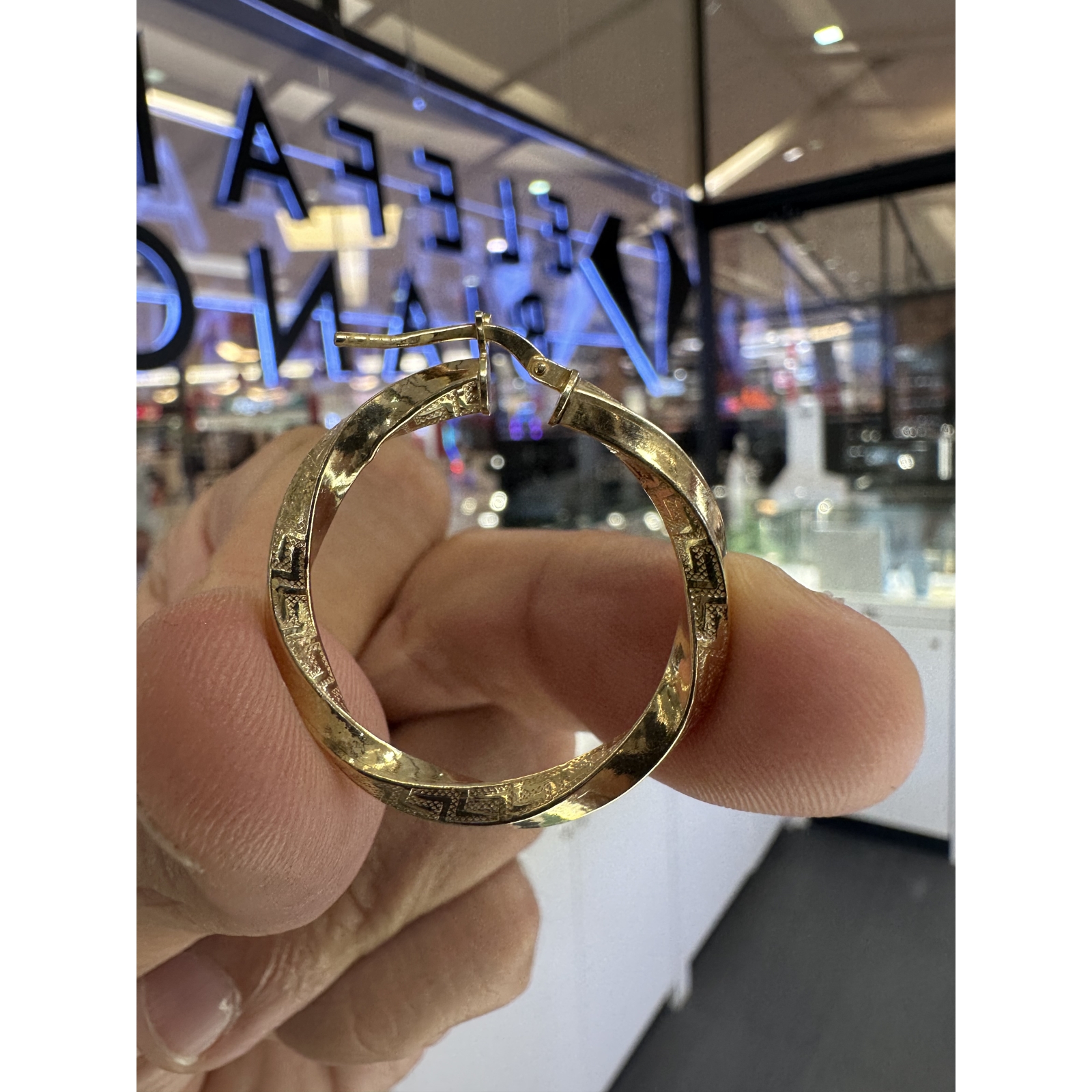Acquista ora Orecchini cerchio treccia con greca su elefantebianco.jewelry