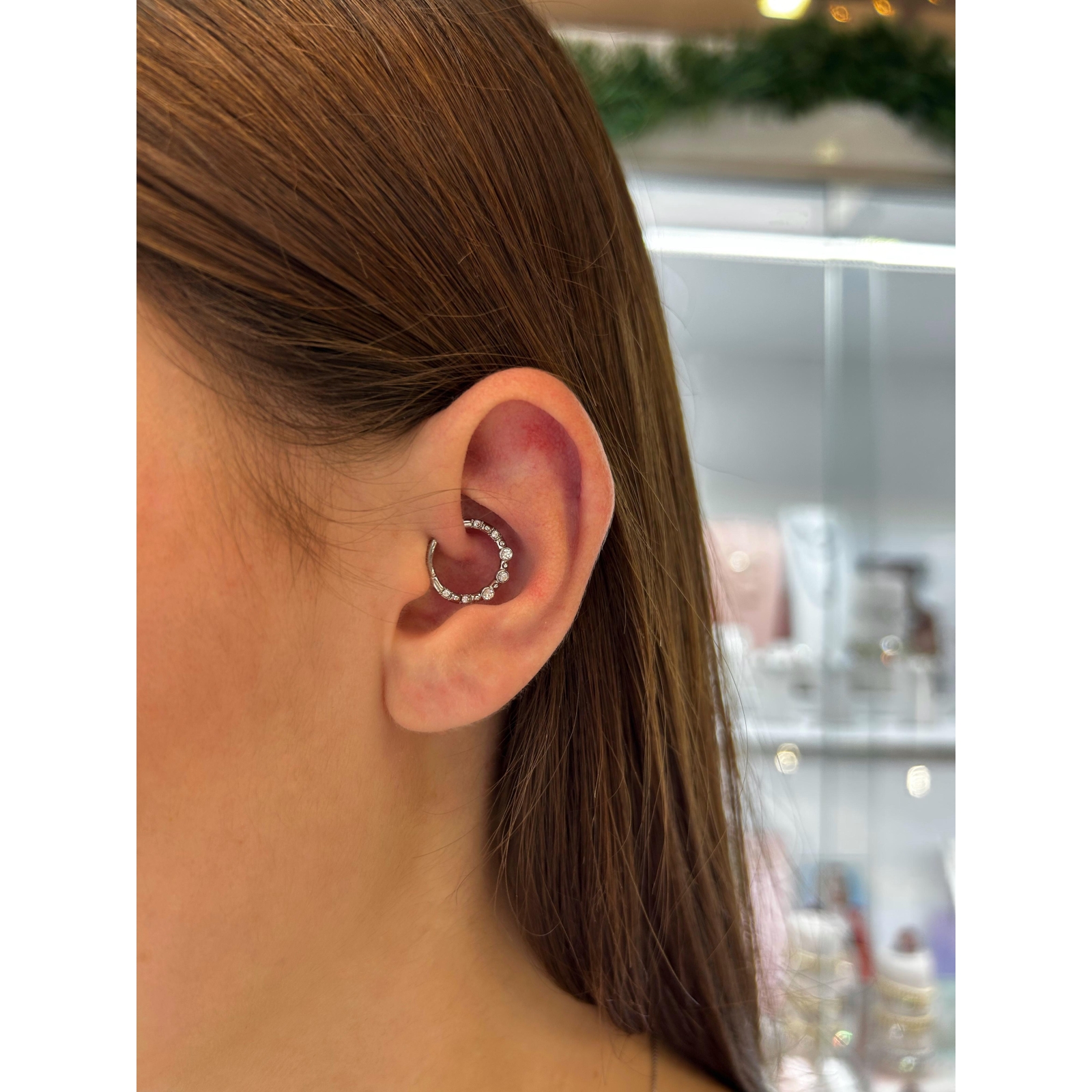 piercing daith o helix  con tre punto luce