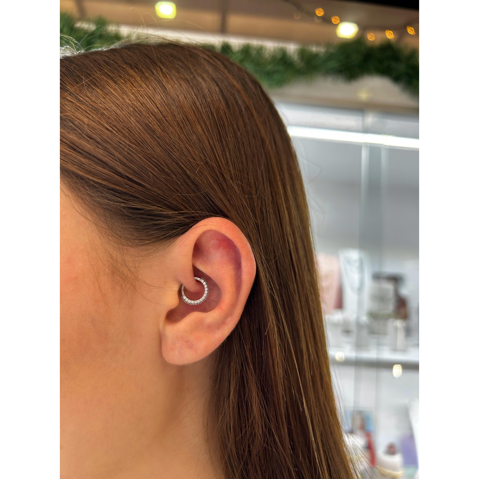 piercing daith o helix con fila di brillantini