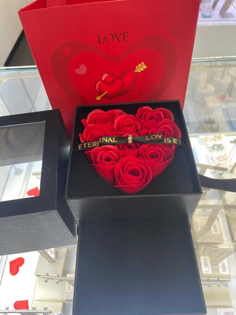 Acquista ora astuccio rose a forma di cuore su elefantebianco.jewelry