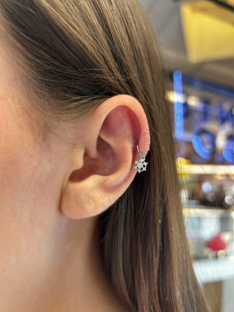 Acquista ora cerchietto lobo o helix con pendente fiocco di neve su elefantebianco.jewelry