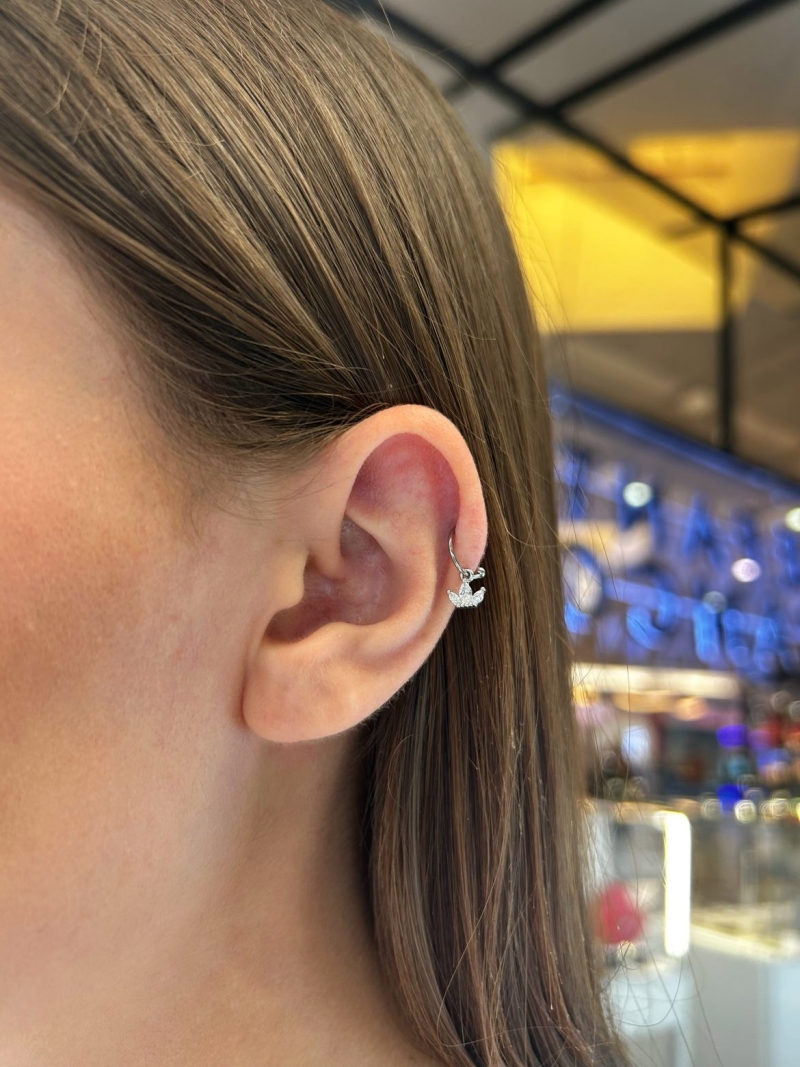 Acquista ora cerchietto lobo o helix con pendente 3 petali su elefantebianco.jewelry