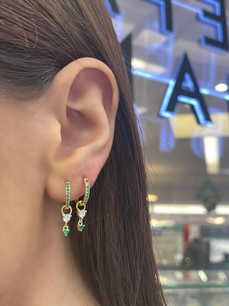 Acquista ora cerchietti doppio pendente punto luce verde base gold su elefantebianco.jewelry