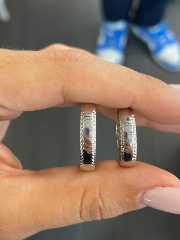 Acquista ora fedina lati esterni puntinati su elefantebianco.jewelry