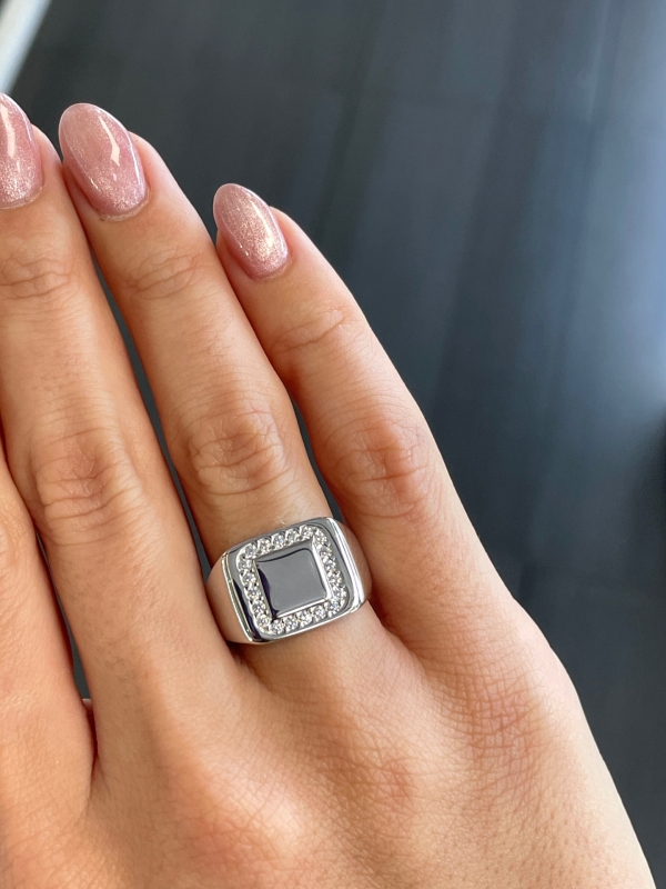 Acquista ora anello chevalier quadrato con zirconi su elefantebianco.jewelry