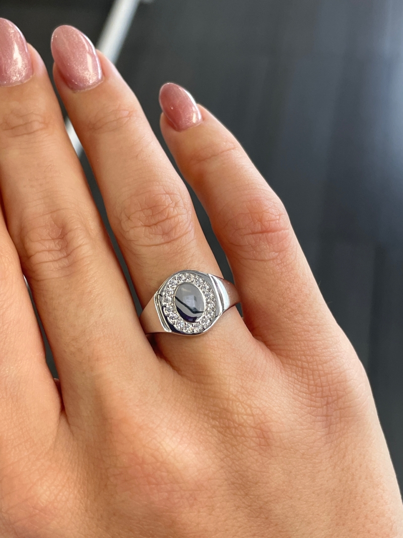 Acquista ora anello chevalier tondo con zirconi su elefantebianco.jewelry