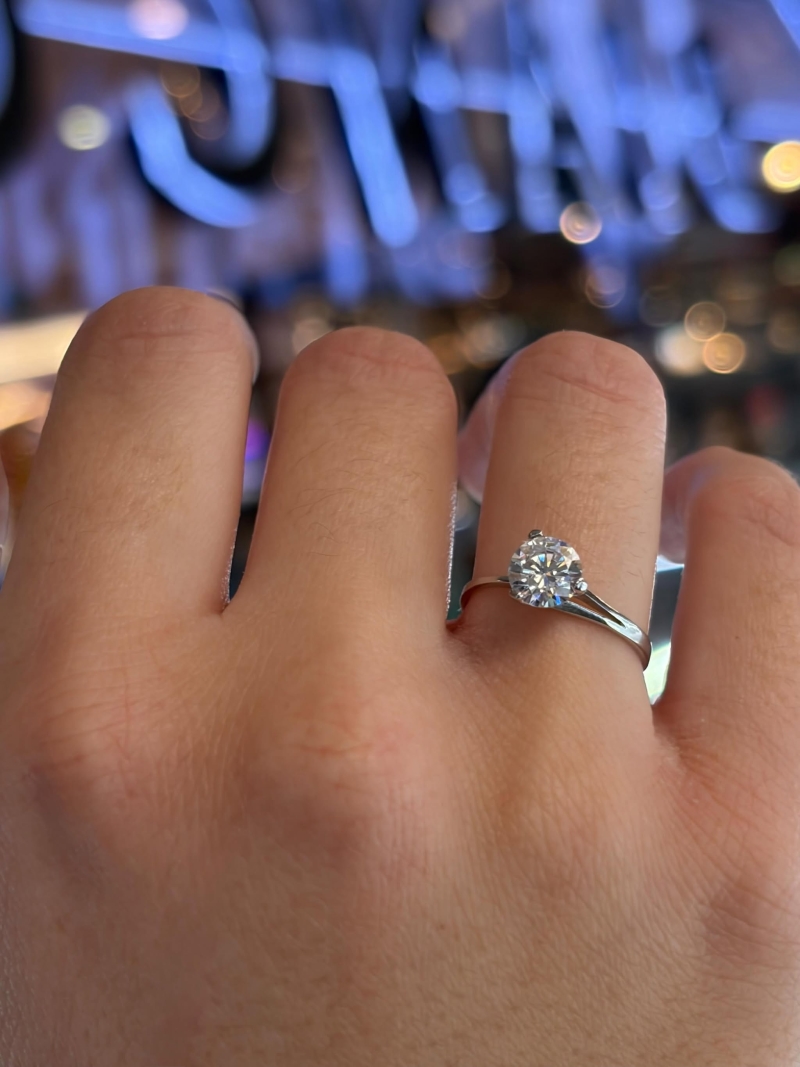Acquista ora Anello solitario valentino 750 su elefantebianco.jewelry