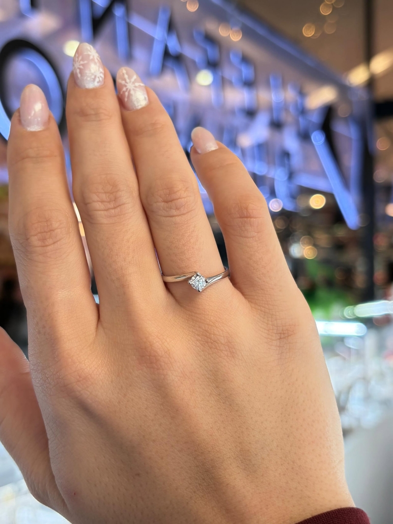Acquista ora Anello solitario valentino 750 su elefantebianco.jewelry
