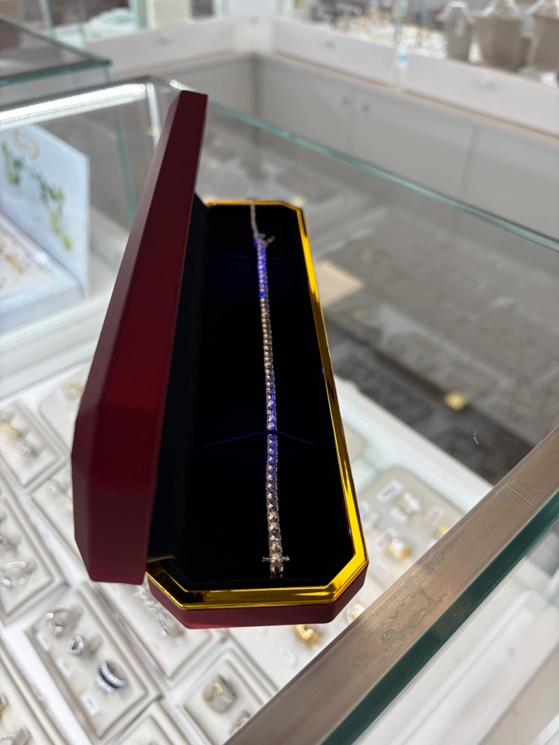 Acquista ora astuccio led per bracciale su elefantebianco.jewelry