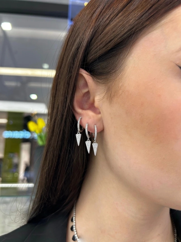 Acquista ora cerchietti con triangolino zirconato pendente su elefantebianco.jewelry