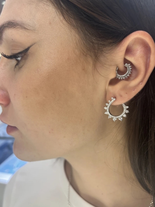 Acquista ora orecchini spirale di zirconi su elefantebianco.jewelry