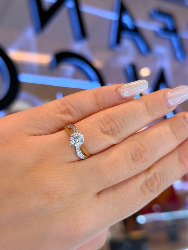 Acquista ora anello punto luce bicolore con zirconi oro 750 su elefantebianco.jewelry