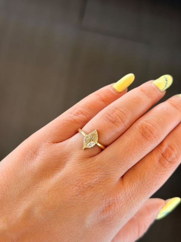 Acquista ora anello foglia gold su elefantebianco.jewelry